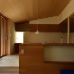小下がりリビングでくつろぐ和モダンの家