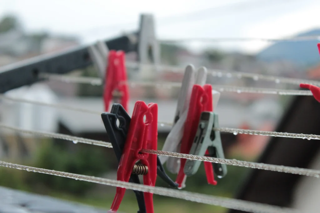 ベランダに洗濯物を干す